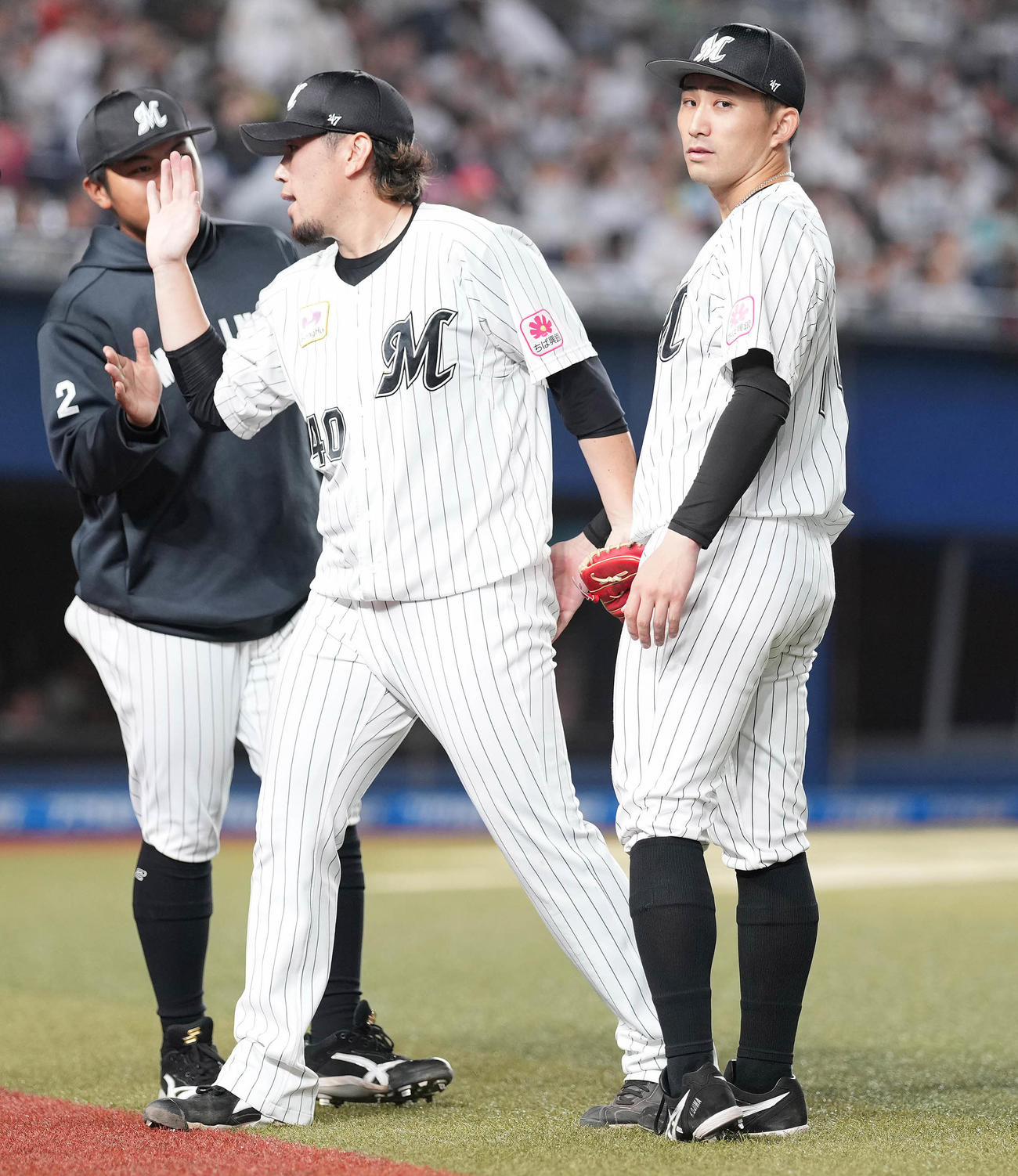 ロッテ対ソフトバンク　7回表を抑えた西村（中央）を迎えるロッテ小島（右）（撮影・鈴木みどり）