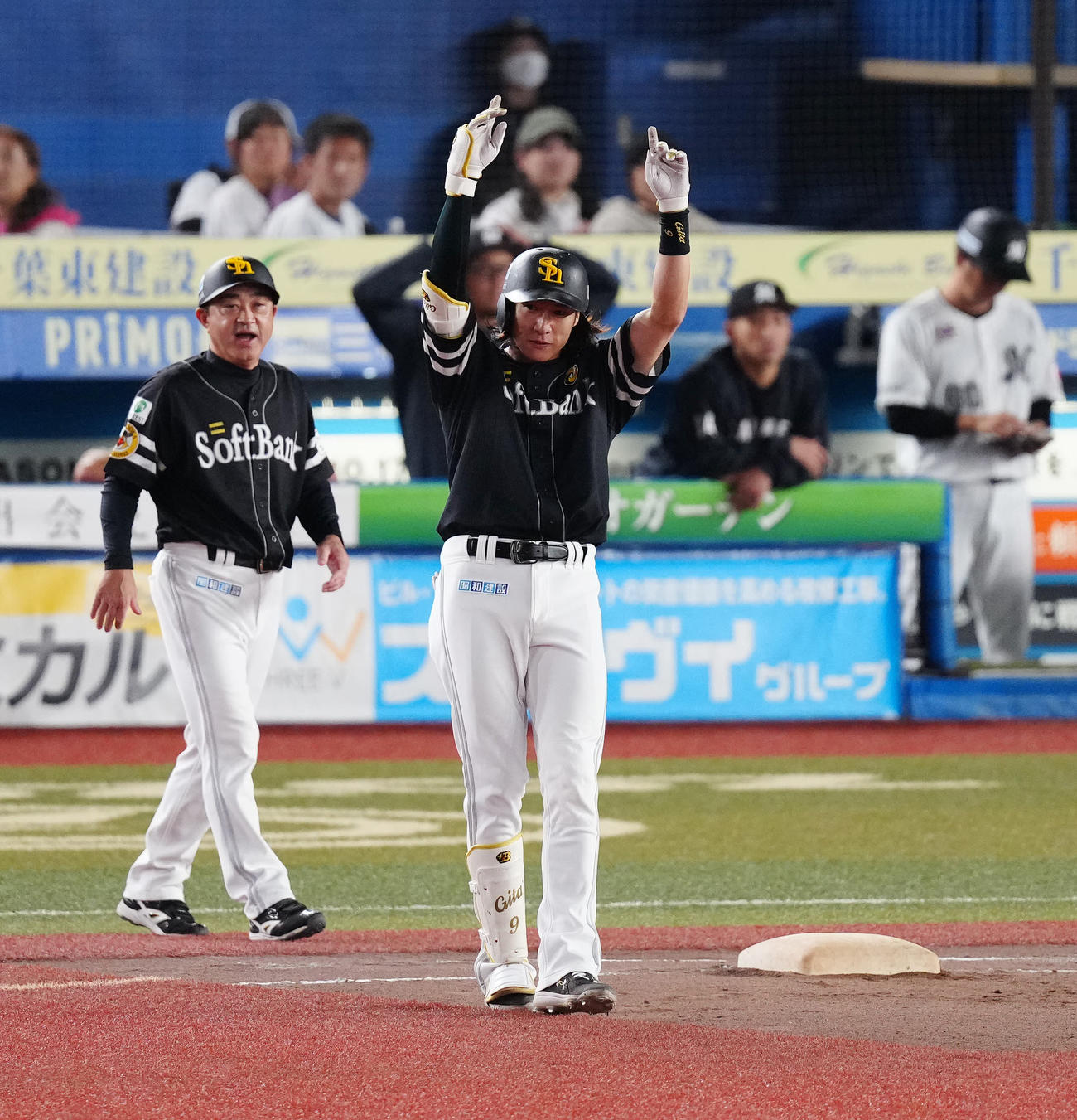 ロッテ対ソフトバンク　10回表ソフトバンク2死三塁、適時打を放った柳田（撮影・江口和貴）