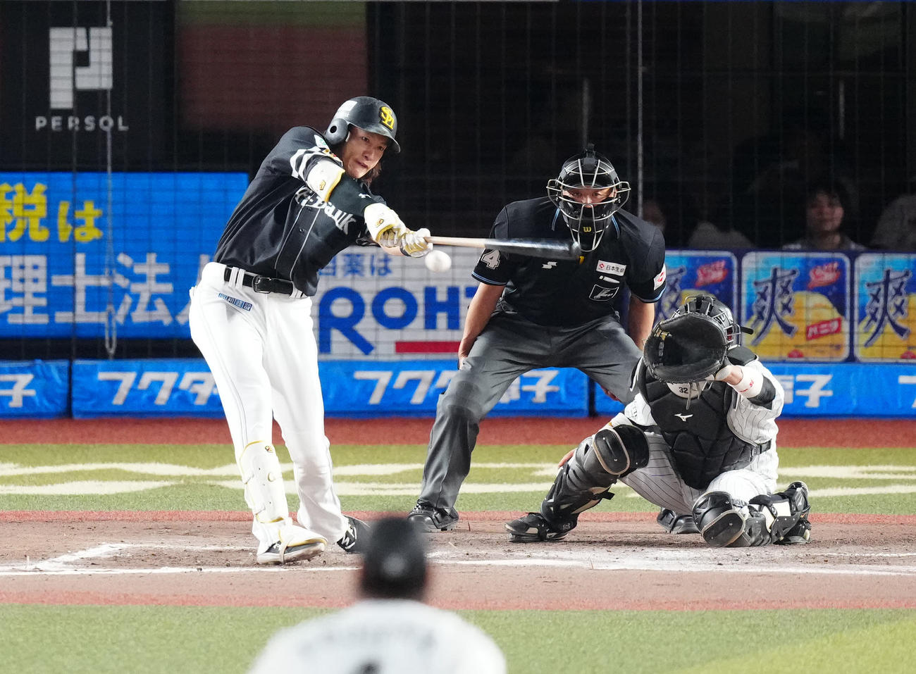ロッテ対ソフトバンク　10回表ソフトバンク2死三塁、適時打を放つ柳田（撮影・江口和貴）