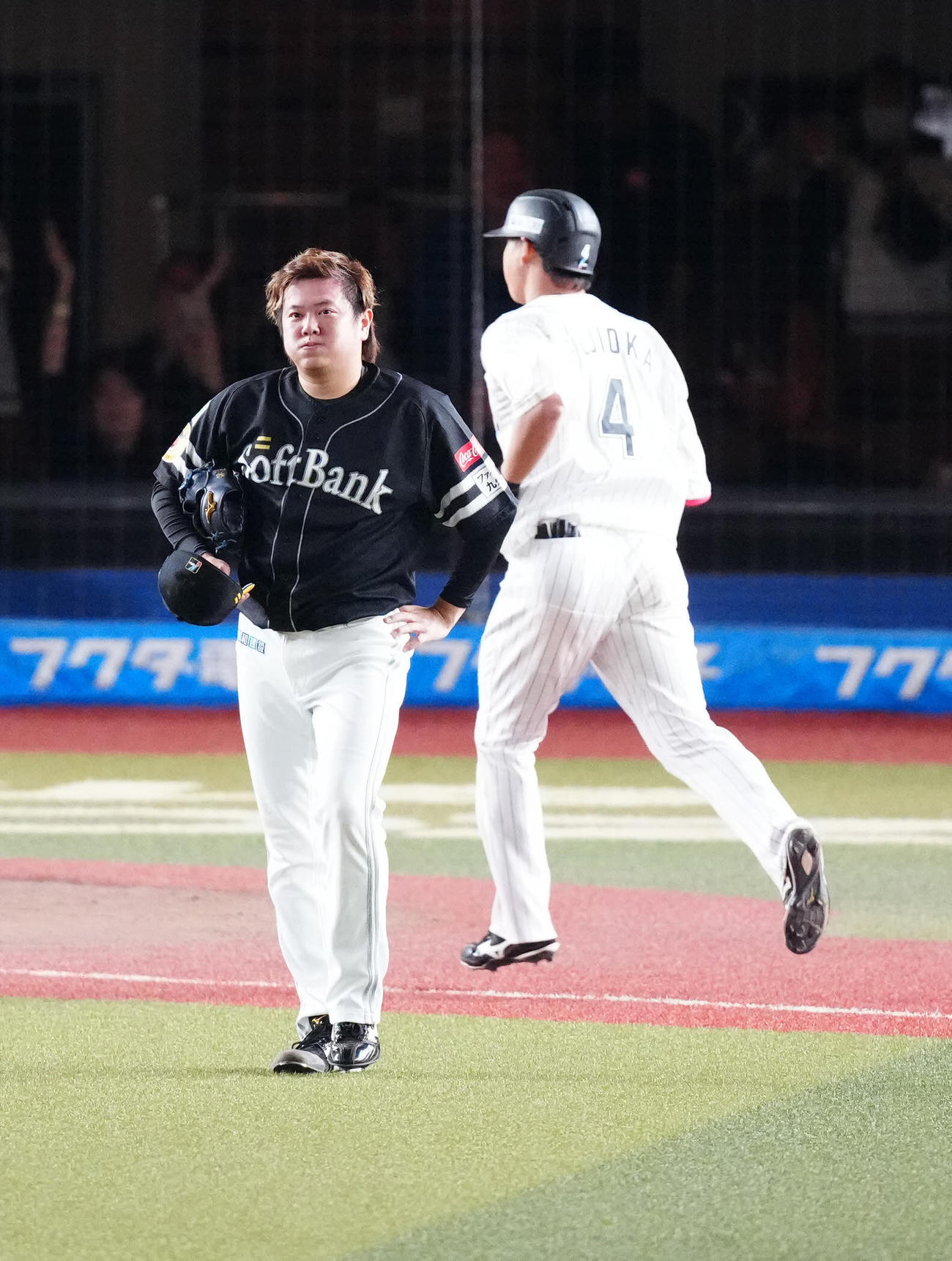 ロッテ対ソフトバンク　10回裏ロッテ無死一、二塁、藤岡（右）に同点3点本塁打を浴びた津森（撮影・江口和貴）