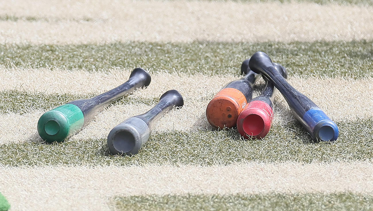 ロッテ藤岡が練習に使う複数のバット