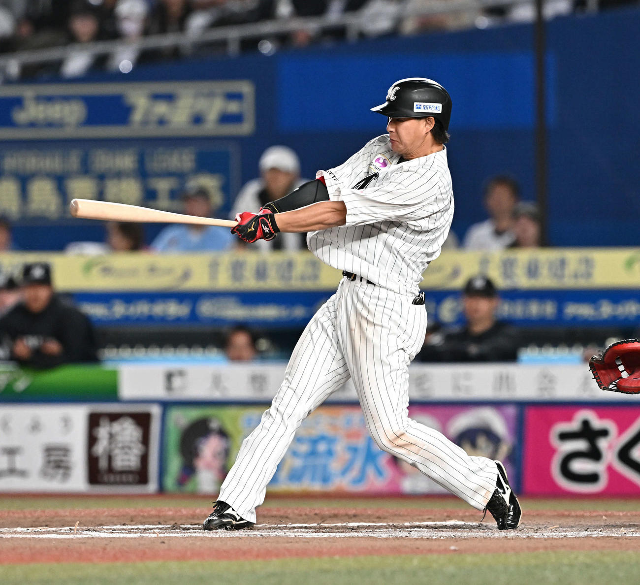 ロッテ対ソフトバンク　10回裏ロッテ無死一、二塁、藤岡は右中間へ3点本塁打を放つ（撮影・滝沢徹郎）