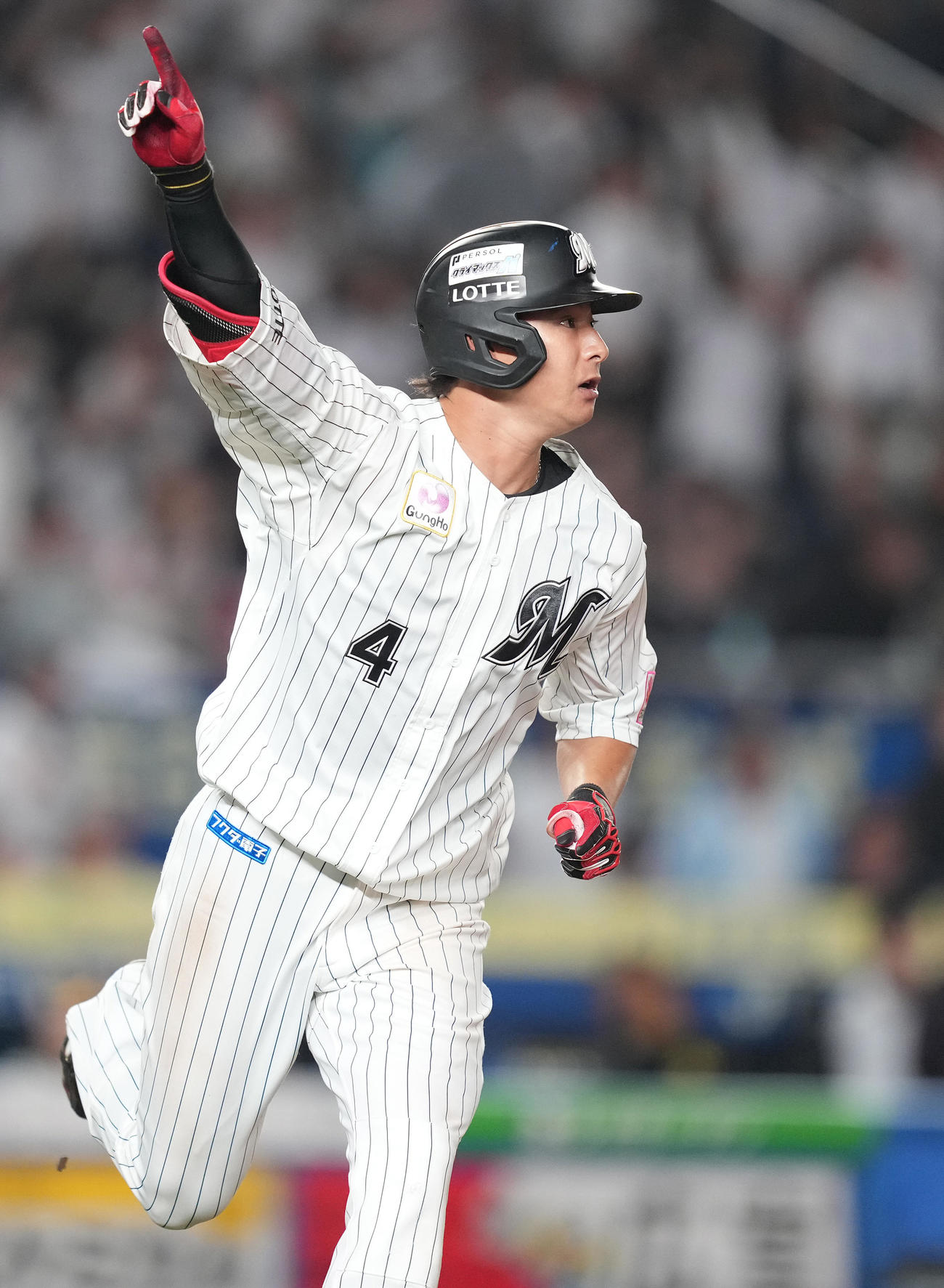 ロッテ対ソフトバンク　10回裏ロッテ無死一、二塁、右中間に3点本塁打を放ち、指を突き上げる藤岡（撮影・鈴木みどり）