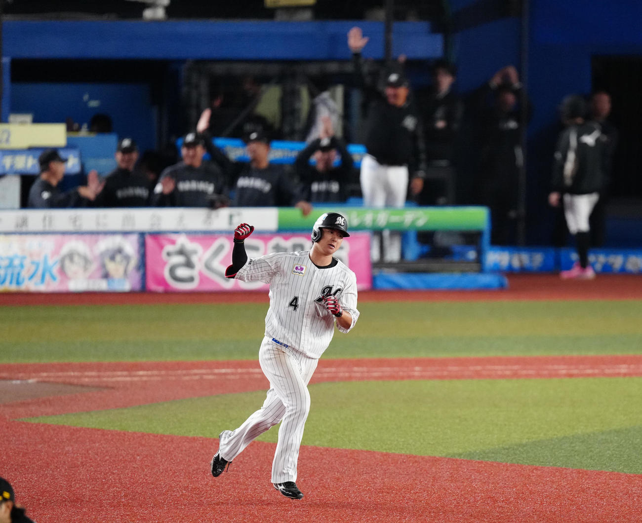 ロッテ対ソフトバンク　10回裏ロッテ無死一、二塁、3点本塁打を放ち、ガッツポーズを見せる藤岡（撮影・江口和貴）