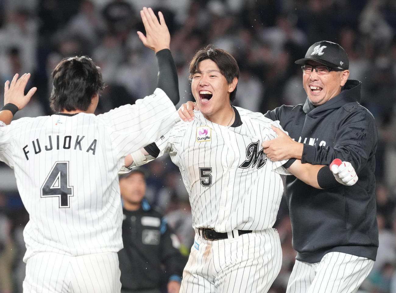 ロッテ対ソフトバンク　10回裏ロッテ2死一塁、サヨナラ打を放った安田（中央）は吉井監督（右）らと喜びを爆発させる（撮影・鈴木みどり）