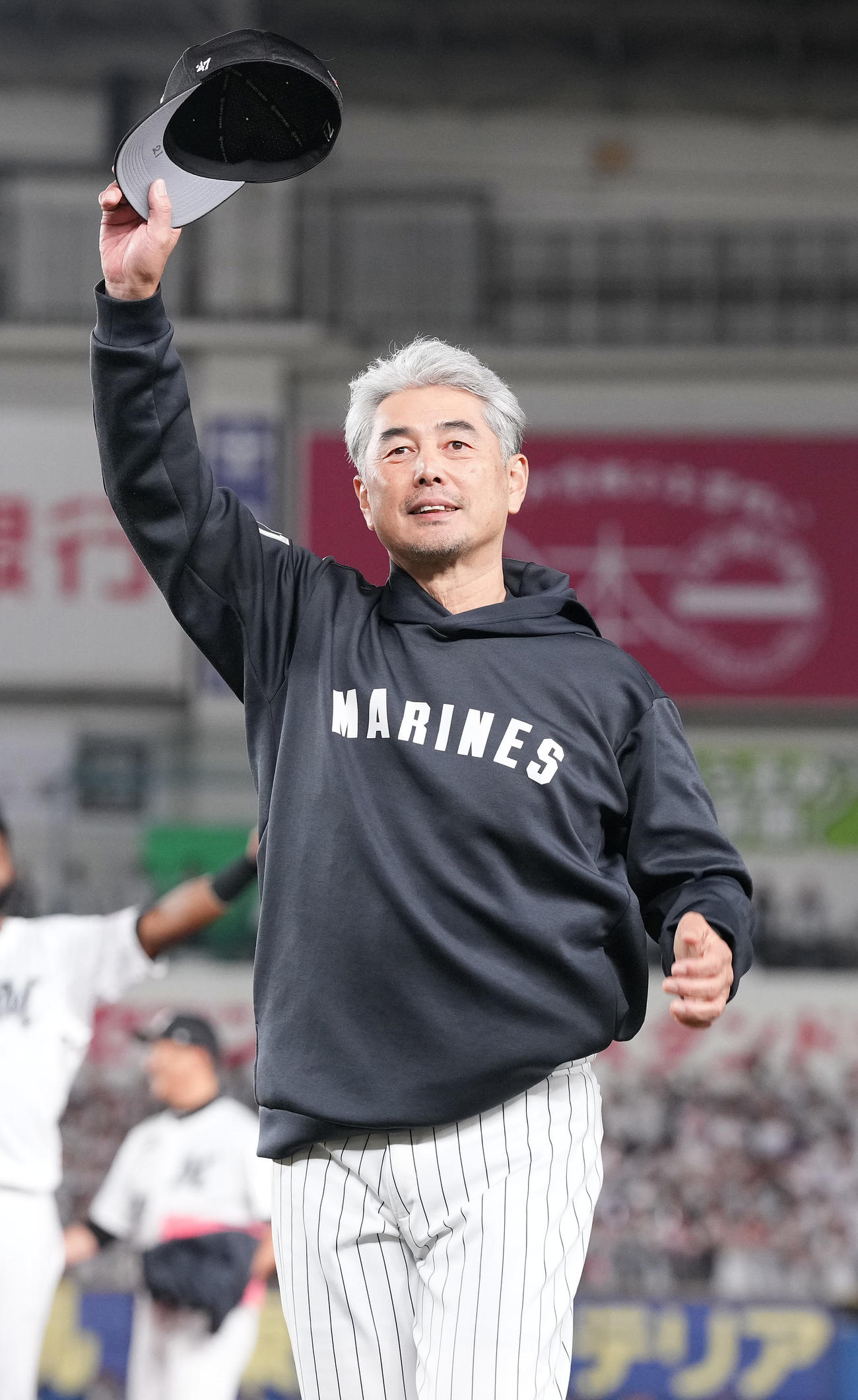 ロッテ対ソフトバンク　サヨナラ勝ちでCSファイナルステージ進出を決め、ファンの声援に応えるロッテ吉井監督（撮影・鈴木みどり）