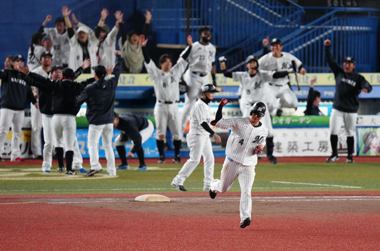 ロッテ対ソフトバンク　10回裏ロッテ無死一、二塁、3点本塁打を放ち、ガッツポーズを見せる藤岡（撮影・江口和貴）