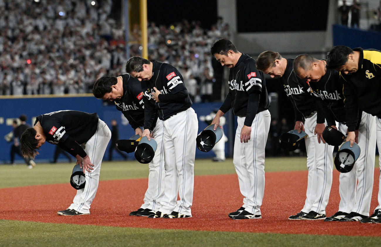 ロッテ対ソフトバンク　ZOZOマリンスタジアムのファンへ一礼しあいさつするソフトバンク藤本監督（左から2人目）ら（撮影・滝沢徹郎）