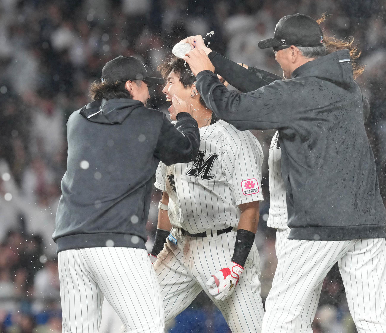 ロッテ対ソフトバンク　10回裏ロッテ2死一塁、サヨナラ打を放った安田（中央）はナインと吉井監督（右）から手荒い祝福を受ける（撮影・鈴木みどり）