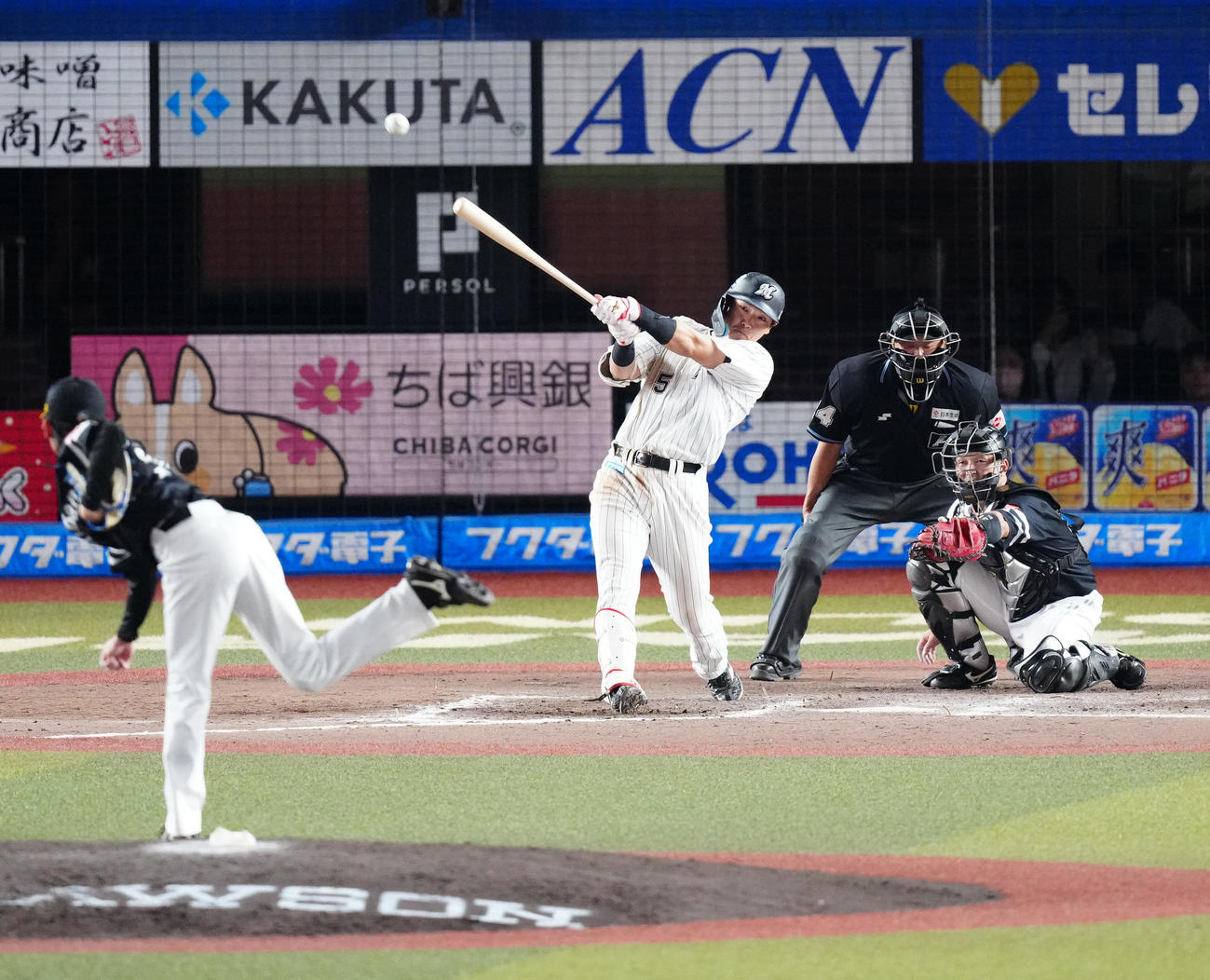 ロッテ対ソフトバンク　10回裏ロッテ2死一塁、サヨナラ適時二塁打を放つ安田。投手大津（撮影・江口和貴）