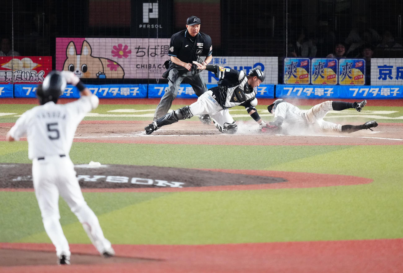ロッテ対ソフトバンク　10回裏ロッテ2死一塁、安田（手前）のサヨナラ適時二塁打で生還する岡（右端）（撮影・江口和貴）