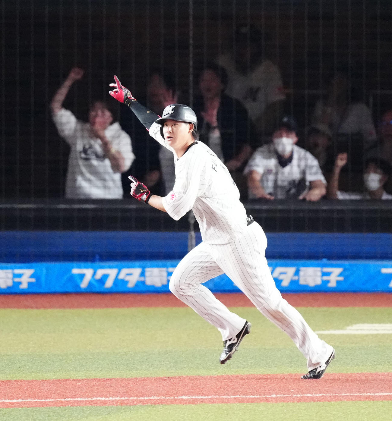 ロッテ対ソフトバンク　10回裏ロッテ無死一、二塁、3点本塁打を放った藤岡（撮影・江口和貴）