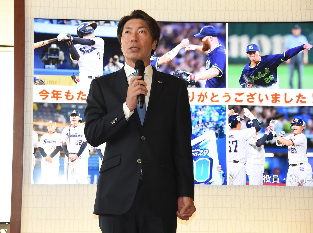 ヤクルト高津監督はオーナー報告でヤクルト本社を訪れ、社員らを前にあいさつする（撮影・鈴木正章）