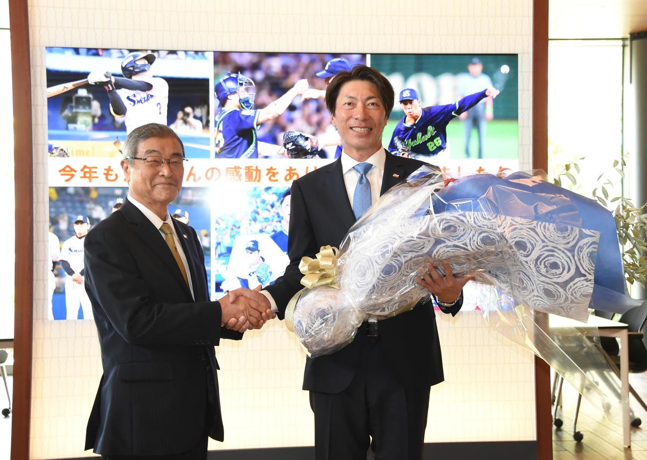 ヤクルト高津監督（右）は成田オーナーにシーズン終了を報告し、来季の巻き返しを誓いがっちり握手（撮影・鈴木正章）
