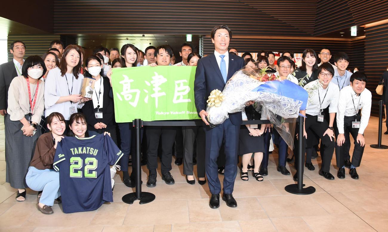 ヤクルト高津監督（中央）はオーナー報告でヤクルト本社を訪れ、社員らと記念撮影に収まる（撮影・鈴木正章）
