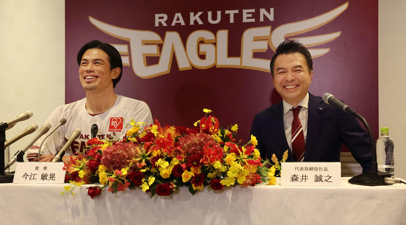 就任会見に臨む今江監督（左）と森井球団社長（撮影・丹羽敏通）