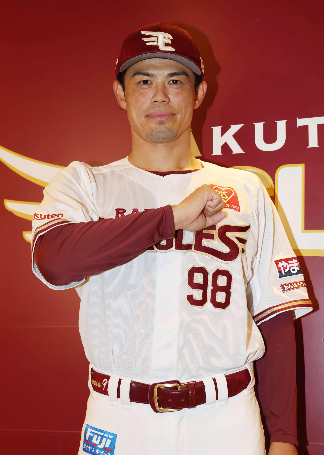 胸に手をおく今江新監督（撮影・丹羽敏通）