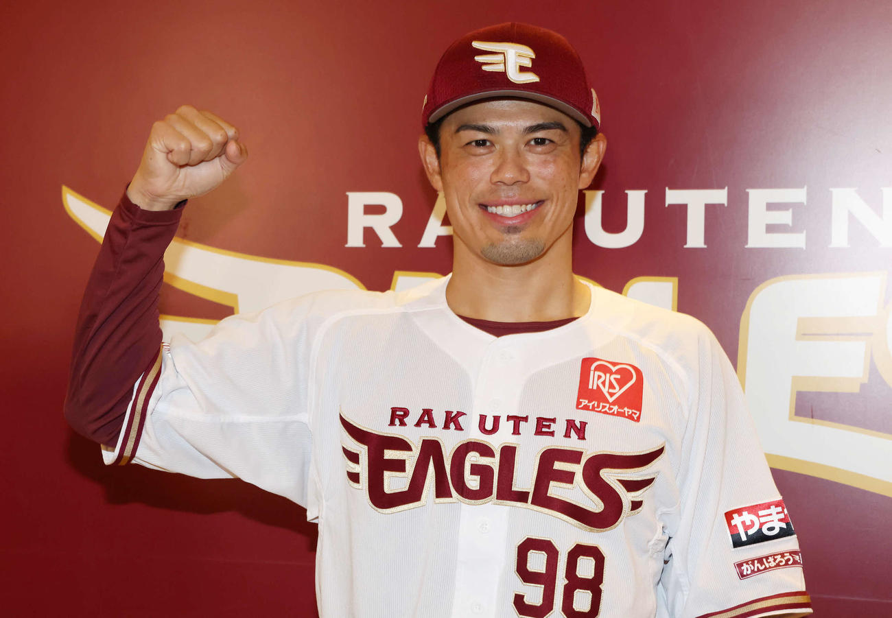 ガッツポーズを決める今江新監督（撮影・丹羽敏通）