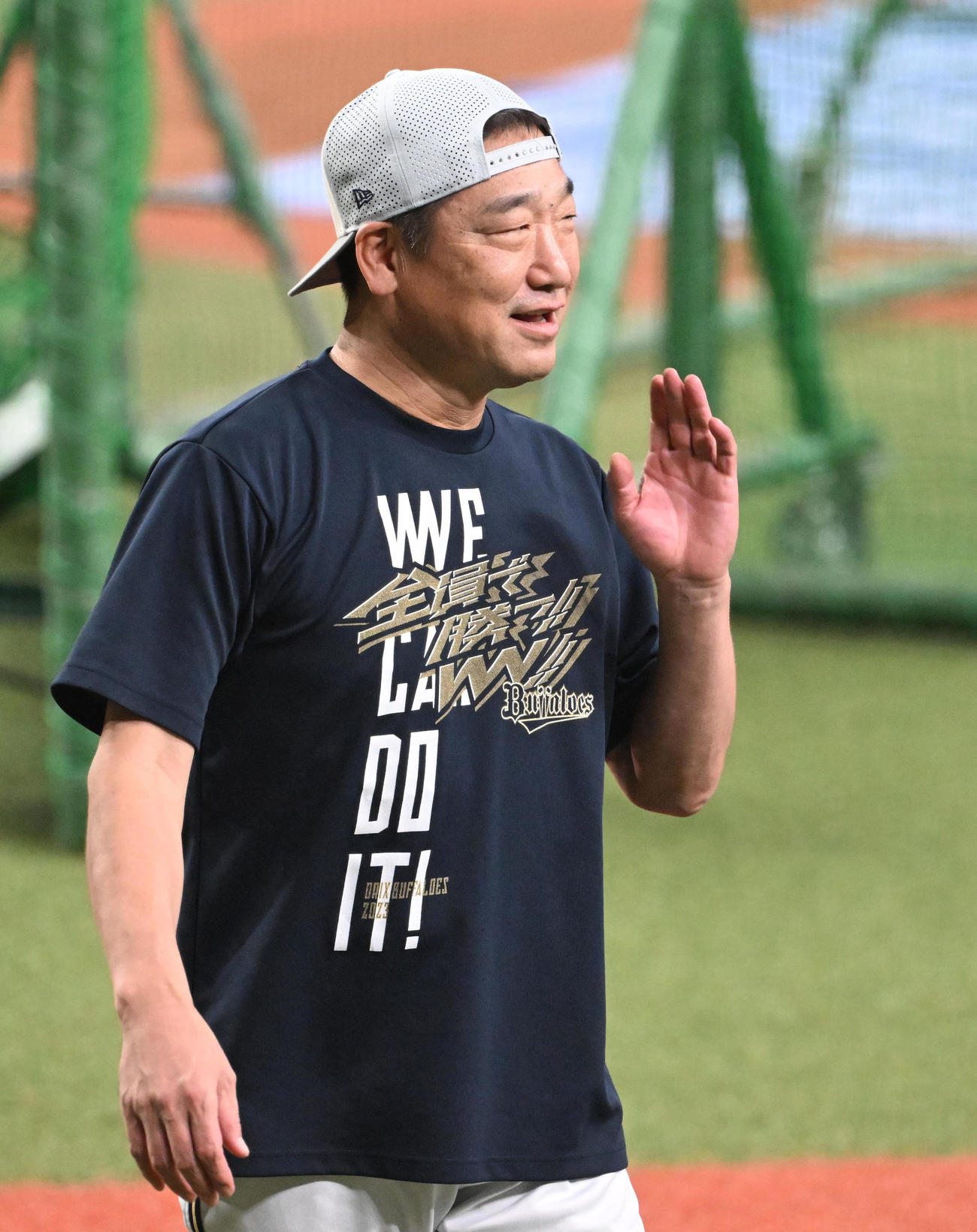 明るい表情で前日練習を見るオリックス中嶋監督（撮影・和賀正仁）