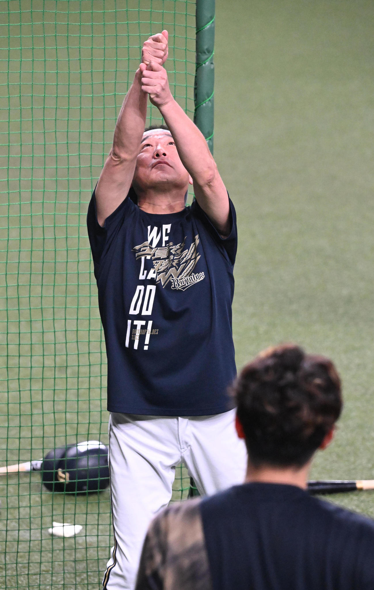 紅林（手前）の打撃フォームをまねるオリックス中嶋監督（撮影・和賀正仁）