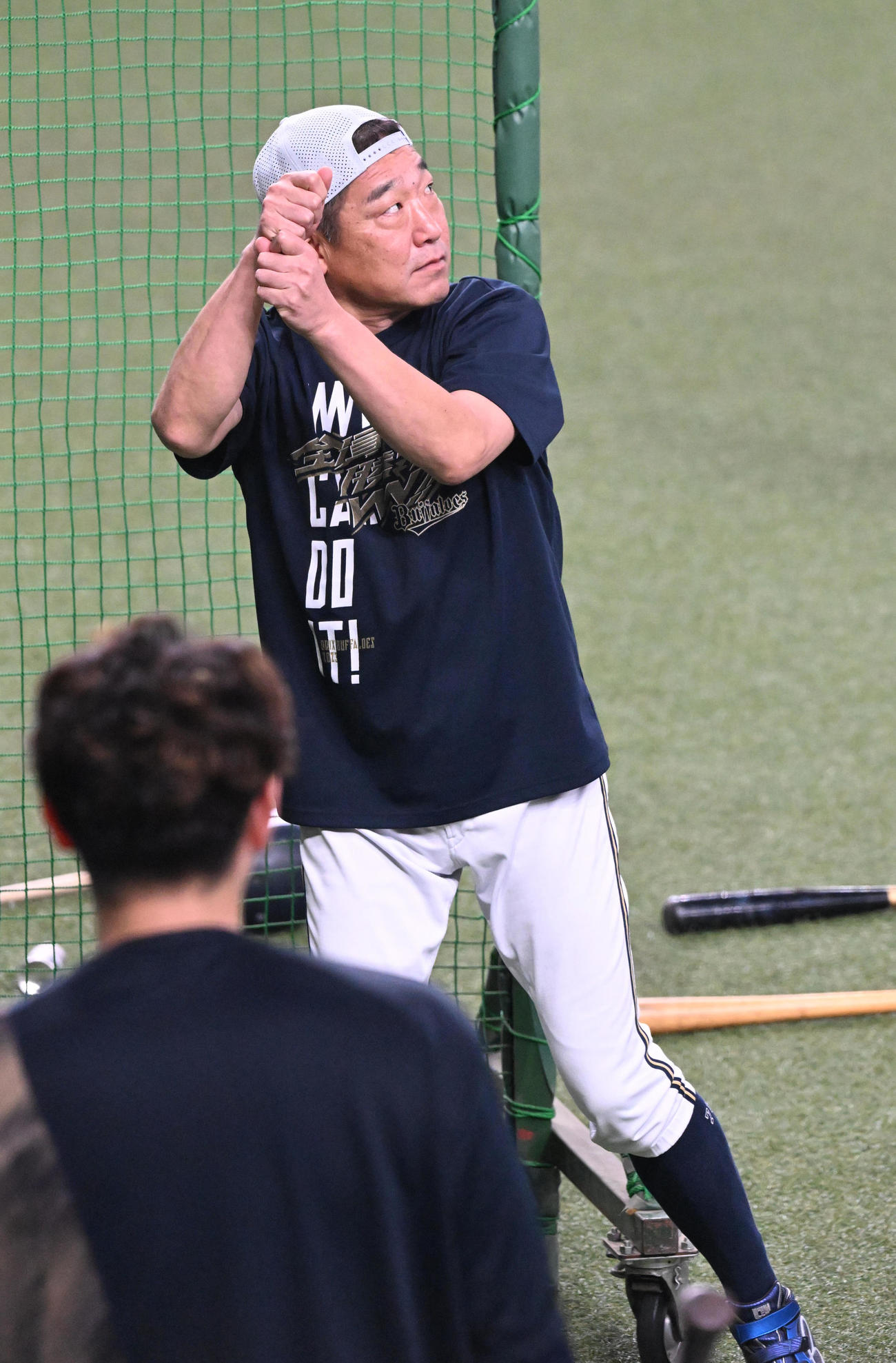 紅林（手前）の打撃フォームをまねるオリックス中嶋監督（撮影・和賀正仁）