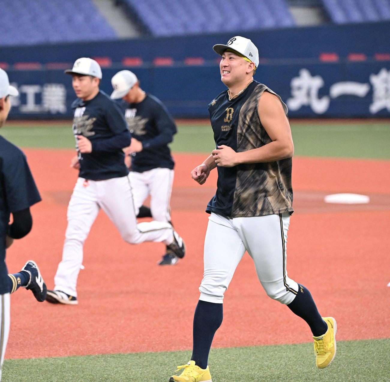 笑顔でウオームアップするオリックス杉本（撮影・和賀正仁）
