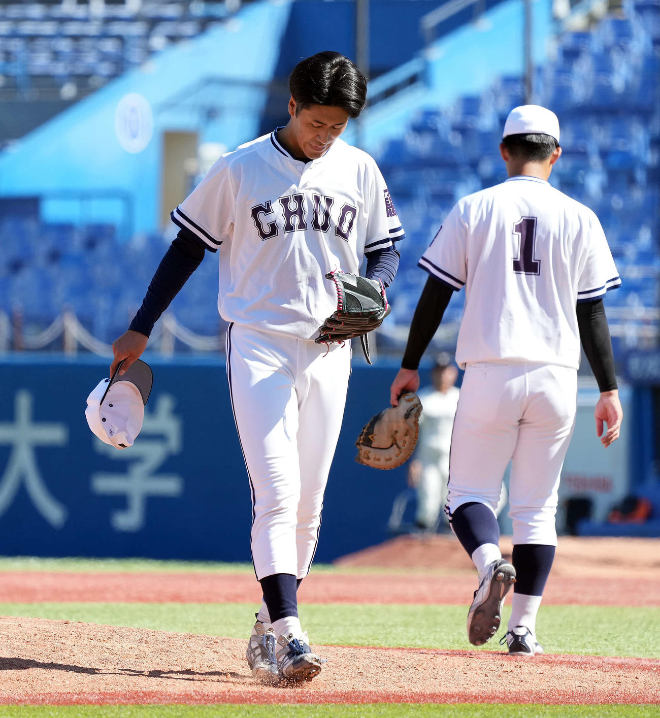 中大対東洋大　9回途中でマウンドを降りる中大の先発西舘（撮影・たえ見朱実）