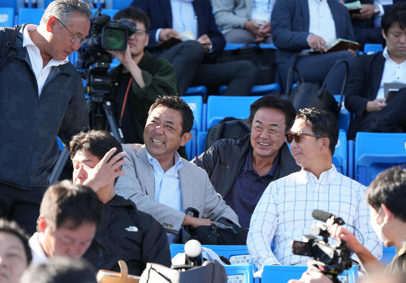 中大対東洋大　巨人水野スカウト部長、同じく柏田スカウトが視察に訪れた（撮影・たえ見朱実）