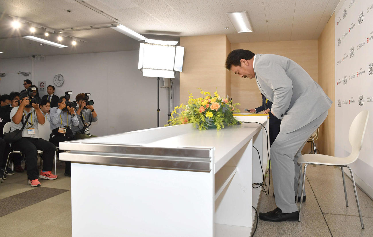 退任会見の会見場に入り、着席するソフトバンク藤本監督（撮影・岩下翔太）