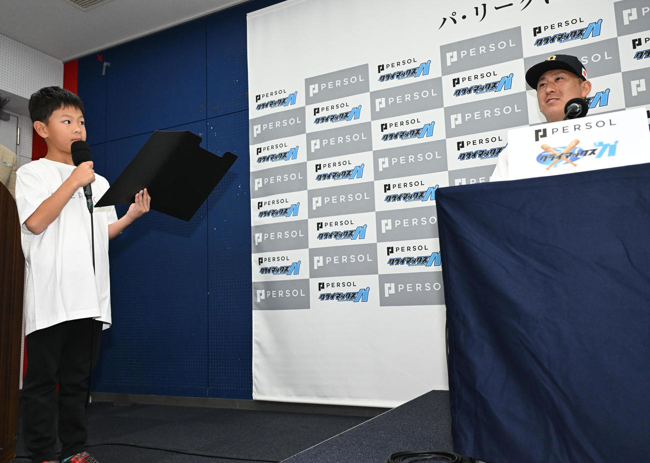 子ども記者後藤大和（左）さんの質問に答える杉本（撮影・石井愛子）