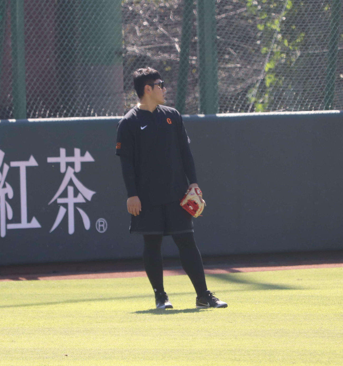 ジャイアンツ球場に姿を見せた巨人岡本和（撮影・小早川宗一郎）