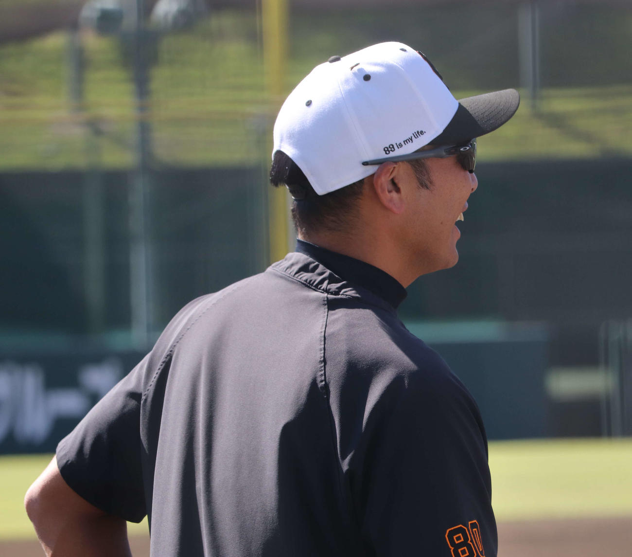 ジャイアンツ球場の秋季練習を見守る巨人阿部新監督（撮影・小早川宗一郎）