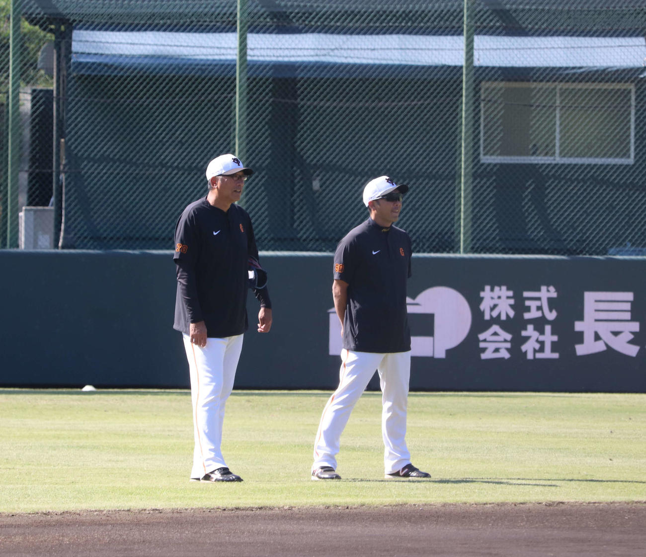 ジャイアンツ球場の秋季練習を見守る巨人阿部新監督（右）と駒田3軍監督（撮影・小早川宗一郎）