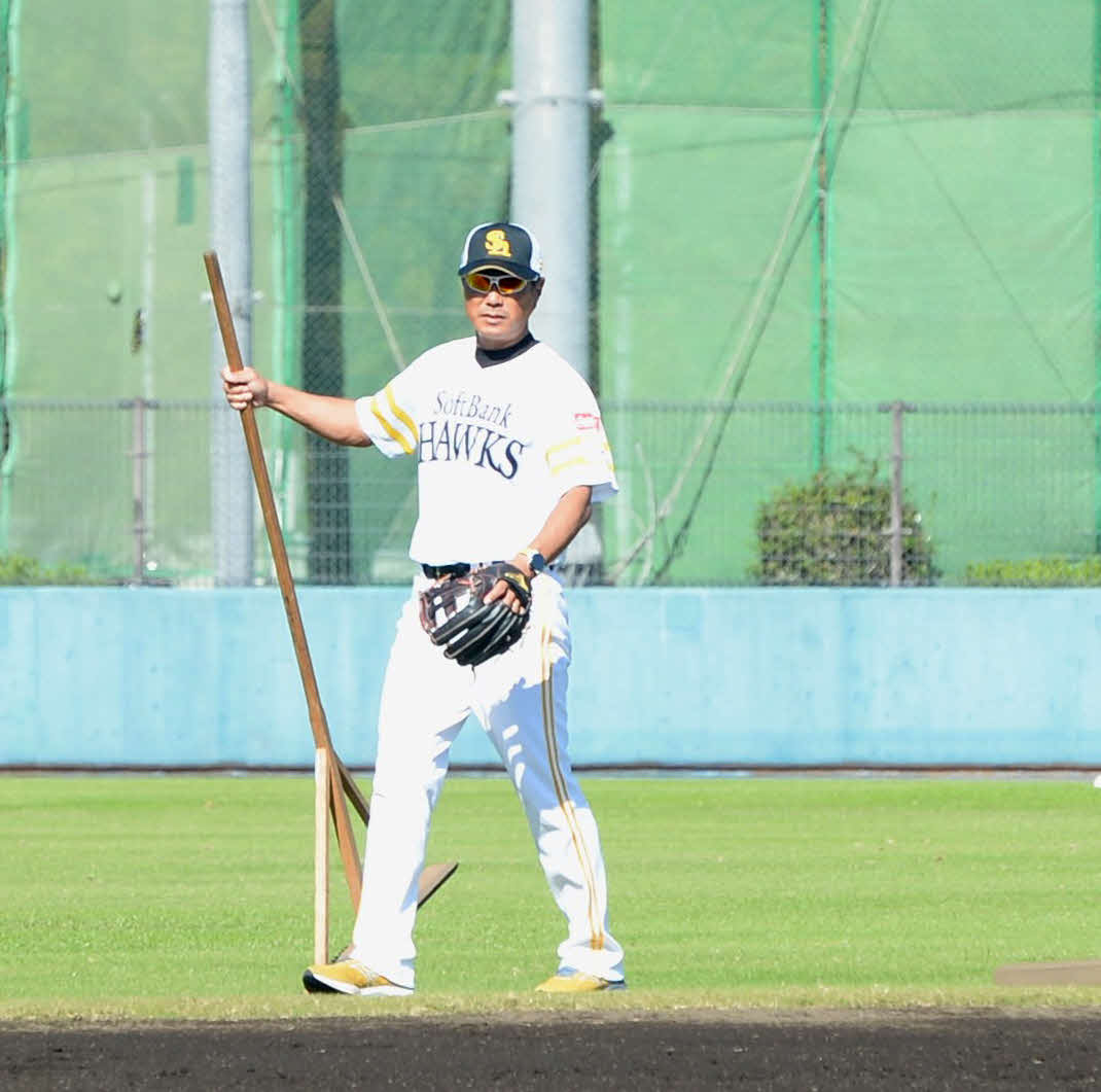 練習を見守るソフトバンク小久保2軍監督（撮影・佐藤究）