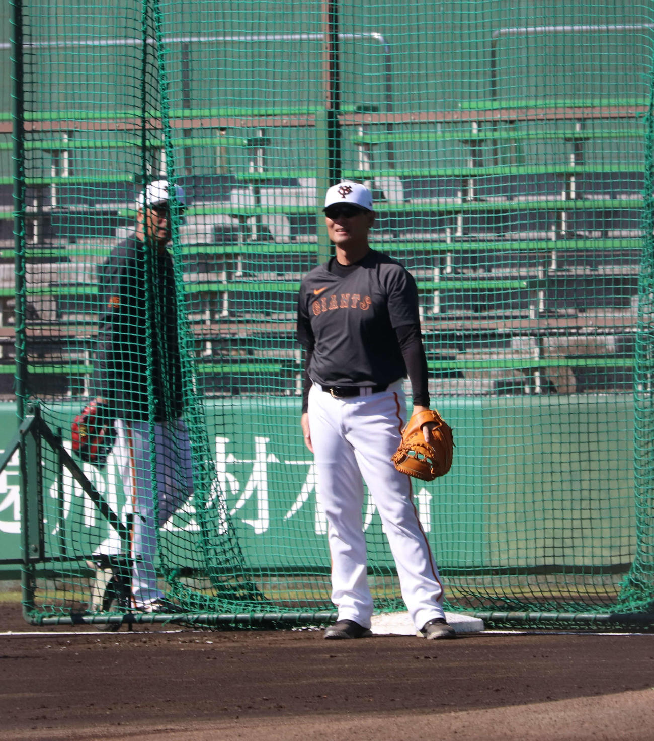 ジャイアンツ球場の秋季練習を見守る巨人桑田2軍監督（撮影・小早川宗一郎）