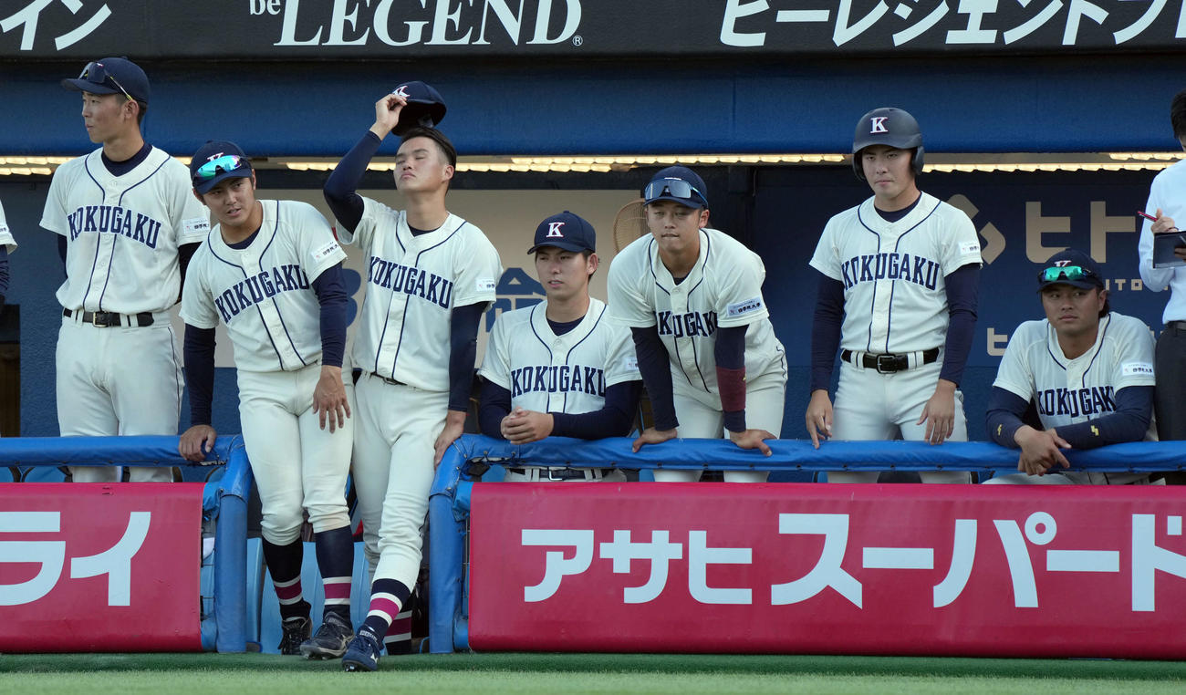 亜大対国学院大　10回表、亜大に2点を奪われた国学院大。中央は先発した武内（撮影・たえ見朱実）
