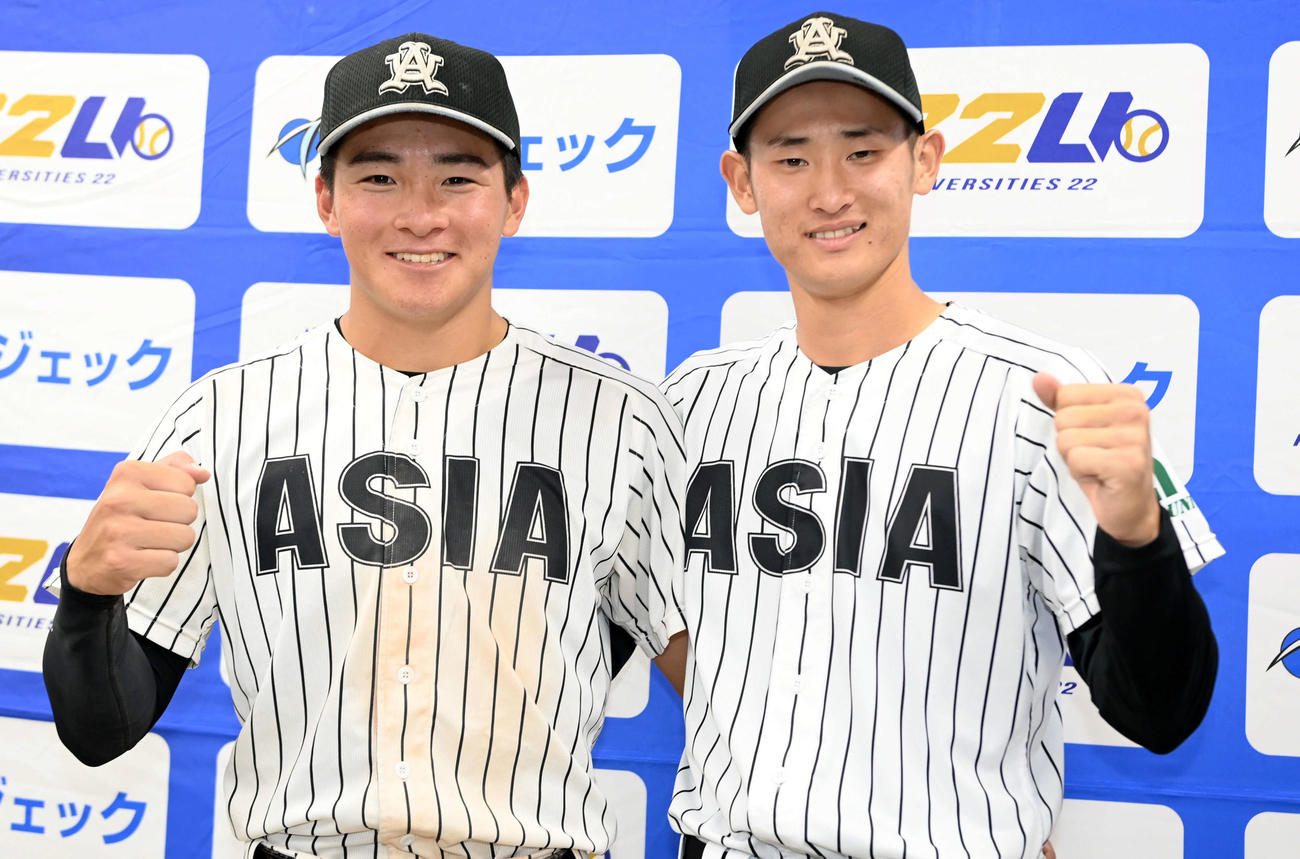 亜大対国学院大　国学院大に勝利し笑顔で記念撮影に納まる浦林（左）と草加（撮影・たえ見朱実）