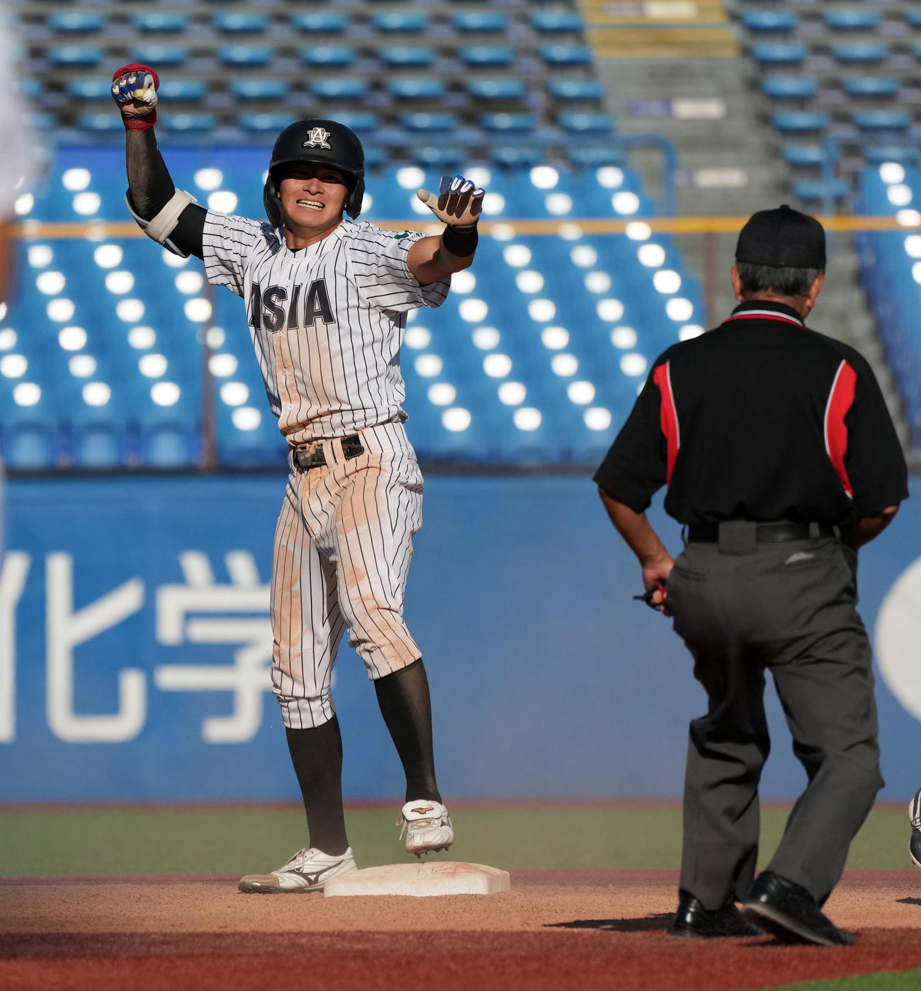 亜大対国学院大　10回表亜大1死二、三塁、右前に2点適時二塁打を放った浦林（撮影・たえ見朱実）