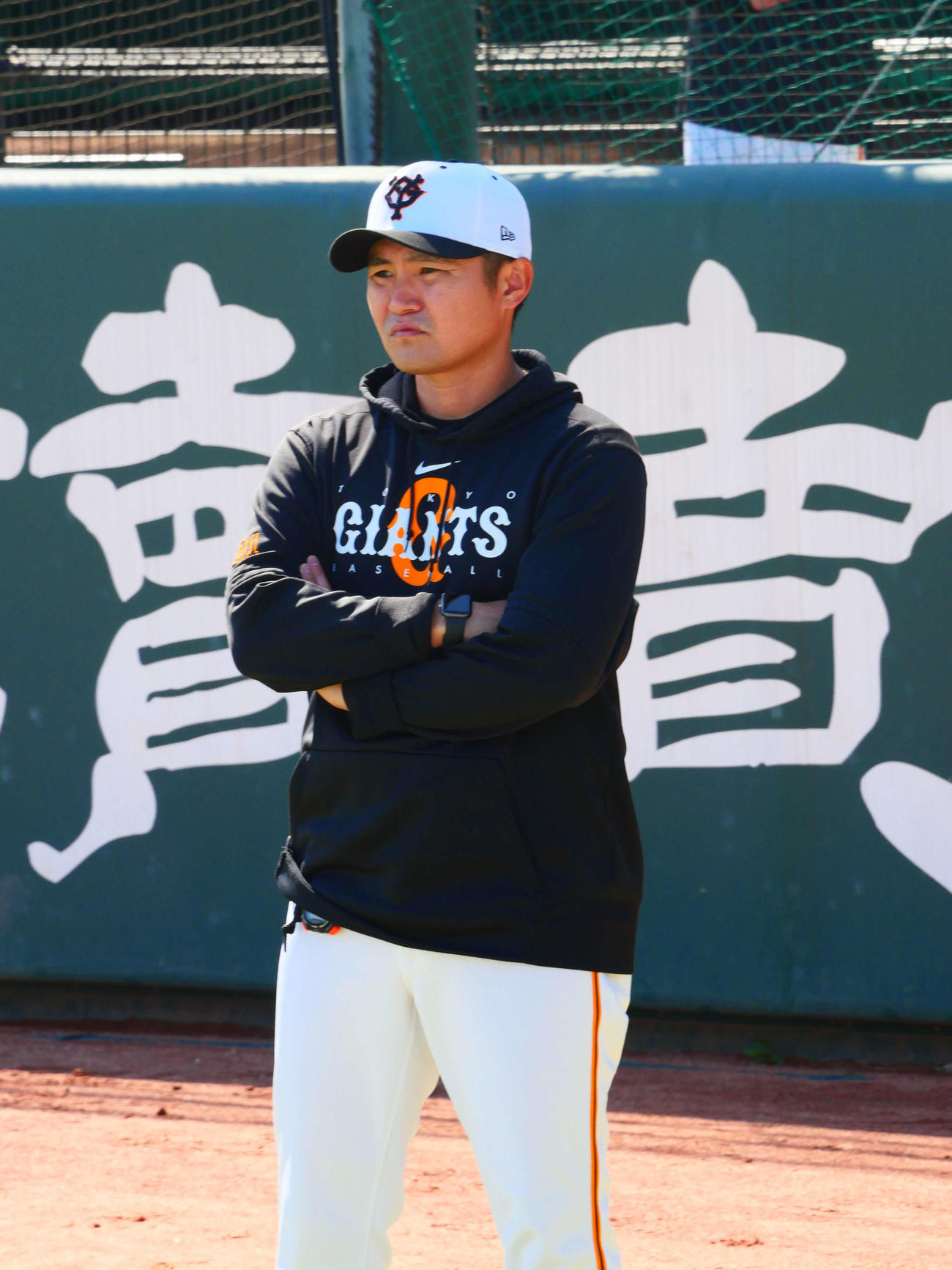 練習を見つめる来季から1軍投手チーフコーチに就任する巨人杉内コーチ（撮影・上田悠太）