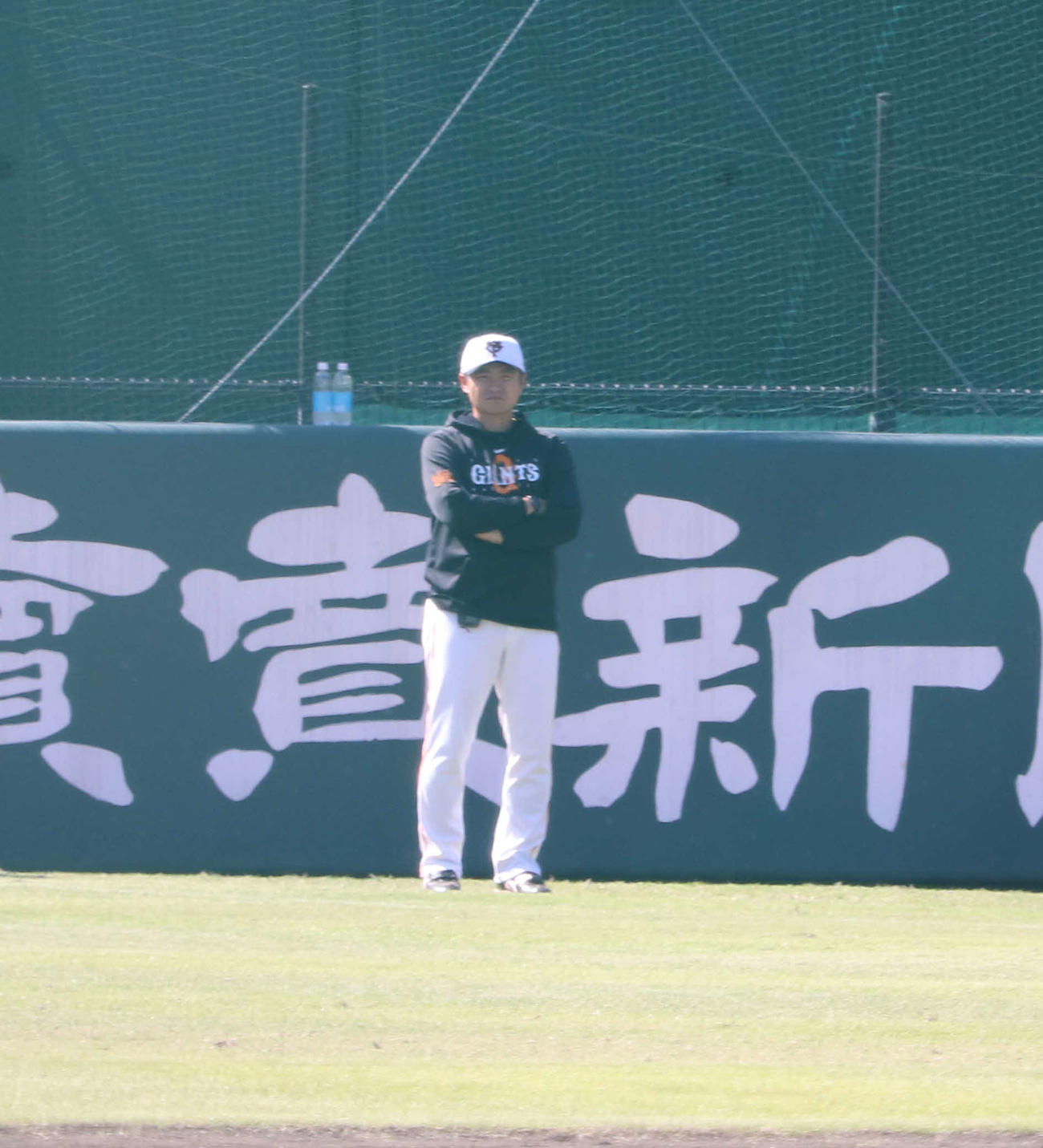 ジャイアンツ球場の秋季練習を見守る巨人杉内投手チーフコーチ（撮影・小早川宗一郎）