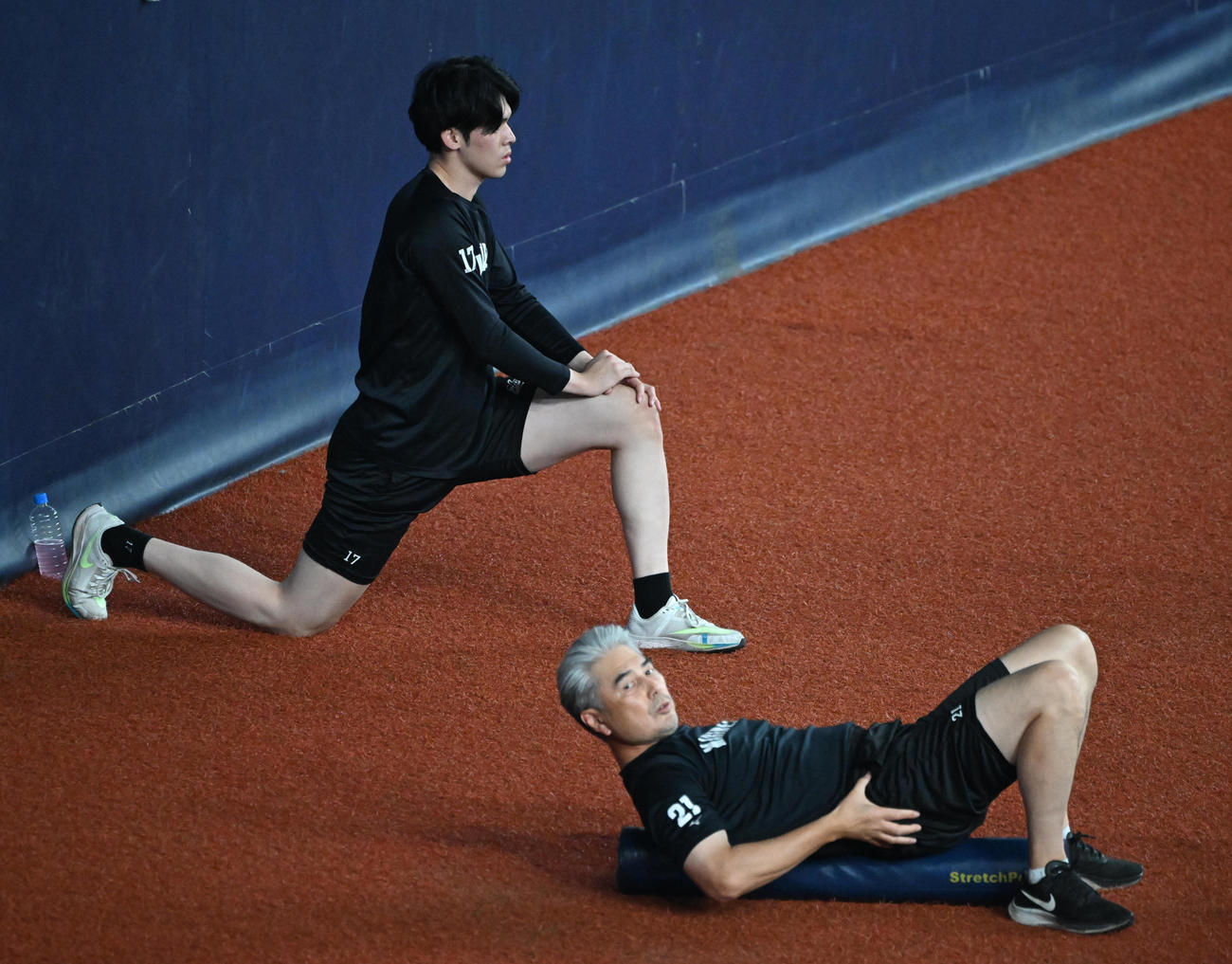 外野でウオームアップするロッテ佐々木朗、手前は吉井監督（撮影・和賀正仁）
