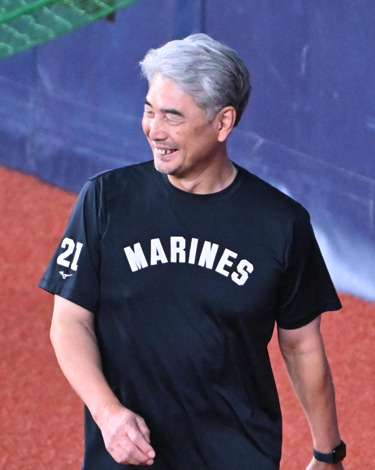 笑顔で練習を見守る吉井監督（撮影・石井愛子）
