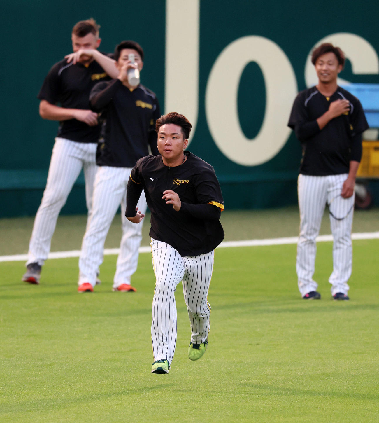 外野でダッシュする阪神村上（撮影・加藤哉）