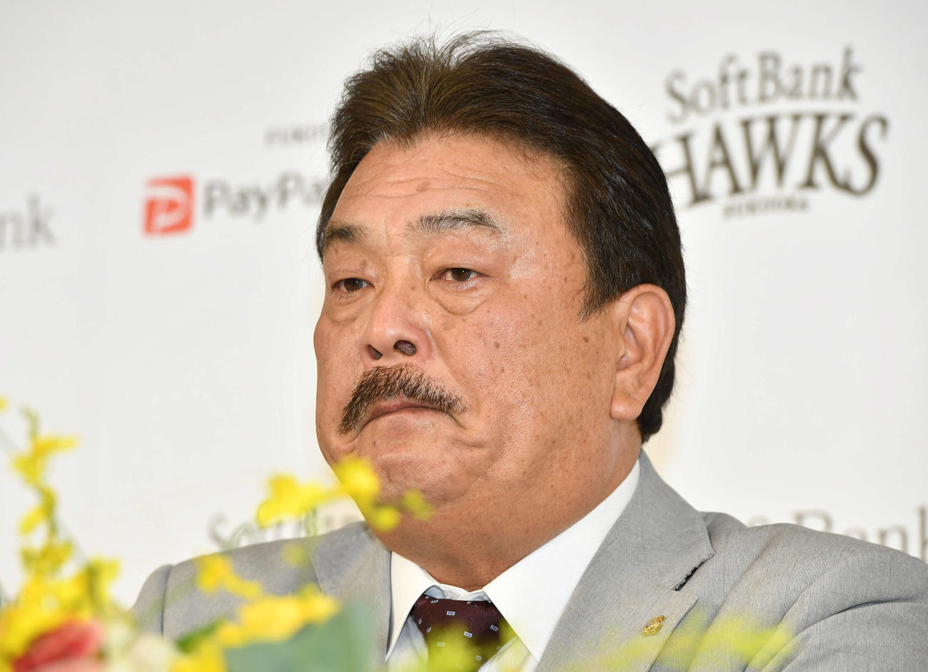 退任会見で目を潤ませながら厳しい表情を見せるソフトバンク藤本監督（撮影・岩下翔太）