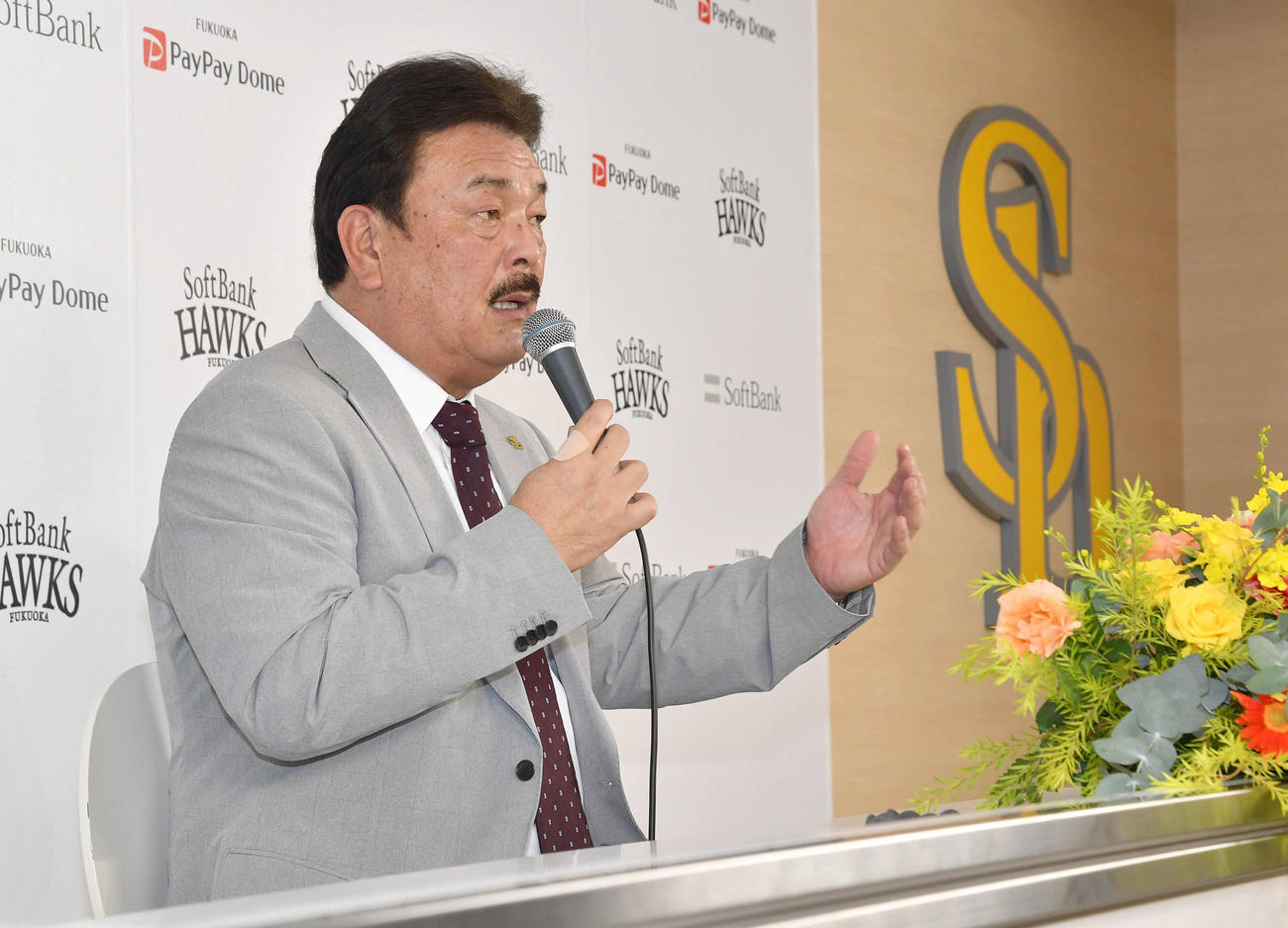 退任会見を行うソフトバンク藤本監督（撮影・岩下翔太）