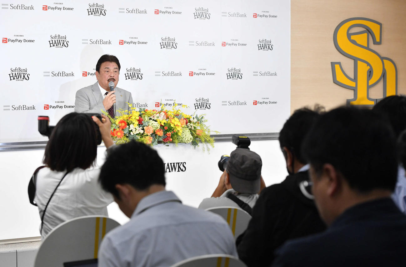 退任会見を行うソフトバンク藤本監督（撮影・岩下翔太）