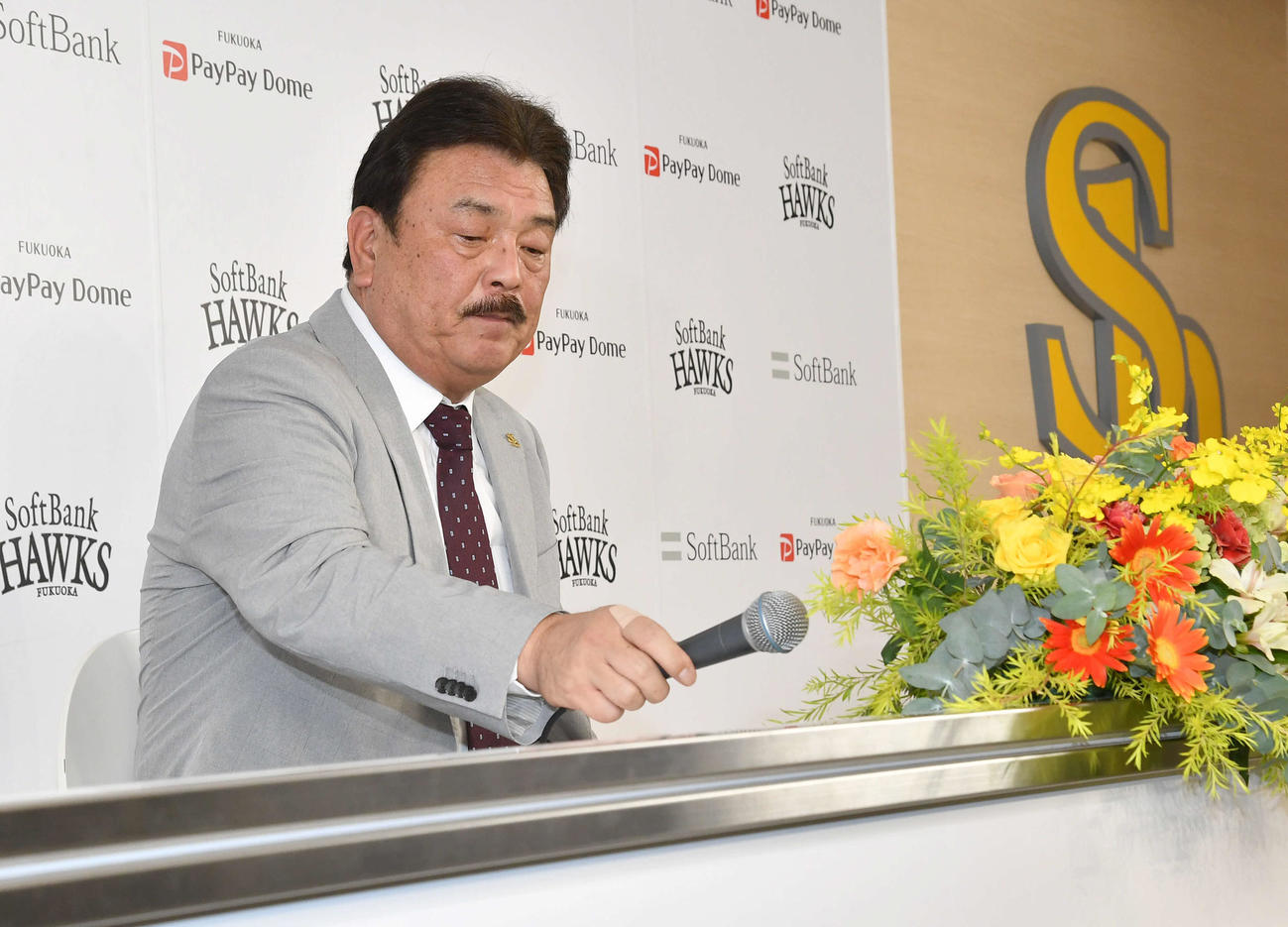 退任会見を終えてマイクを置くソフトバンク藤本監督（撮影・岩下翔太）