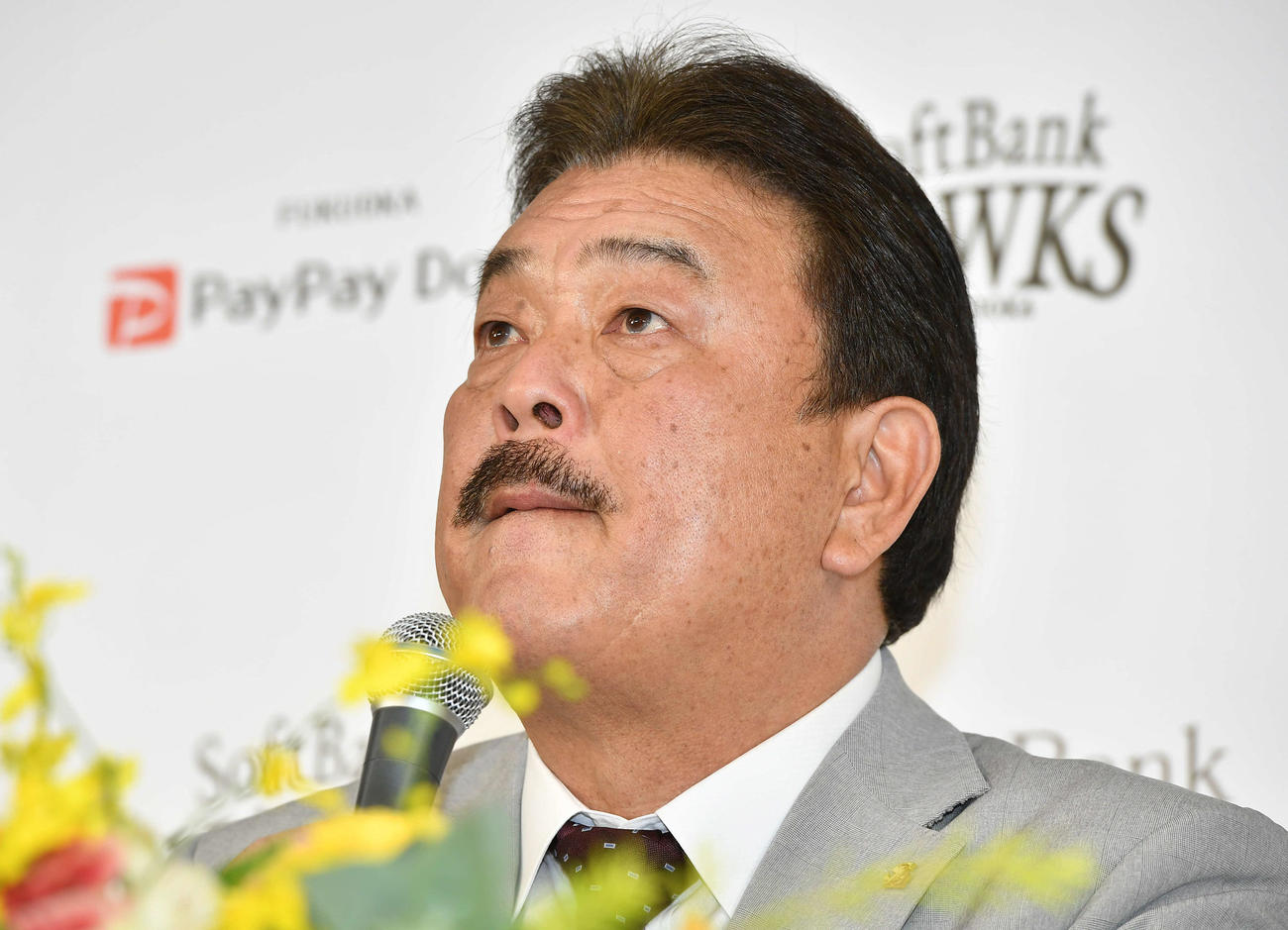 退任会見で目を潤ませるソフトバンク藤本監督（撮影・岩下翔太）