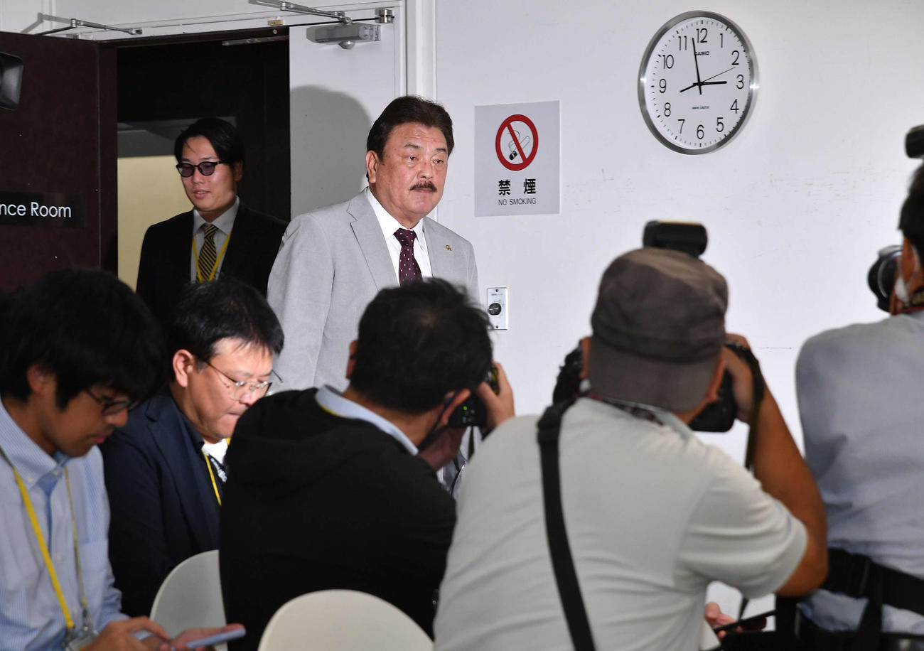退任会見の会見場に入るソフトバンク藤本監督（撮影・岩下翔太）