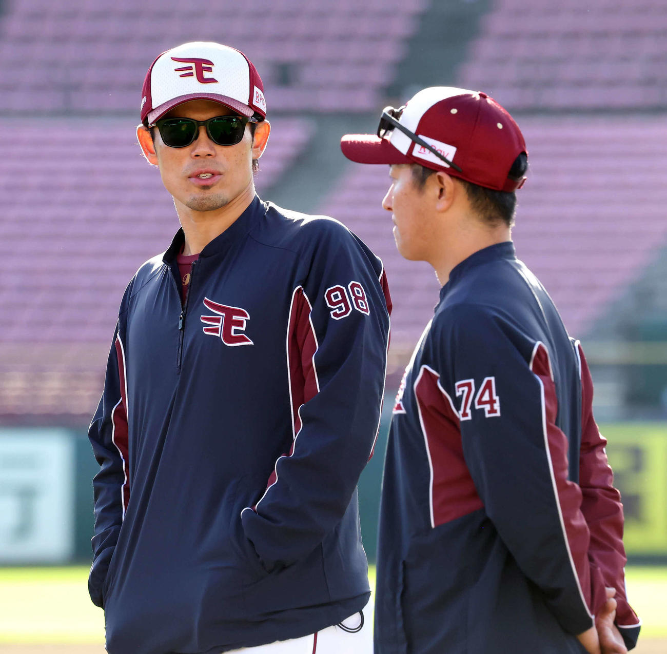渡辺1軍ヘッドコーチ（右）と話す今江新監督（撮影・丹羽敏通）